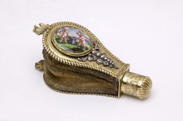 Распылитель для пудры. | Фото: media.vam.ac.uk. Распылитель для пудры. | Фото: media.vam.ac.uk.