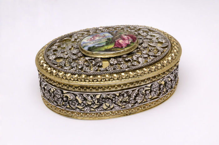 Коробочка для пудры, 1695 год. | Фото: media.vam.ac.uk. Коробочка для пудры, 1695 год. | Фото: media.vam.ac.uk.