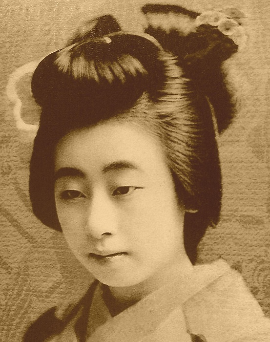 Прически гейш украшаются заколками канзаши. | Фото: en.wikipedia.org. Прически гейш украшаются заколками канзаши. | Фото: en.wikipedia.org.