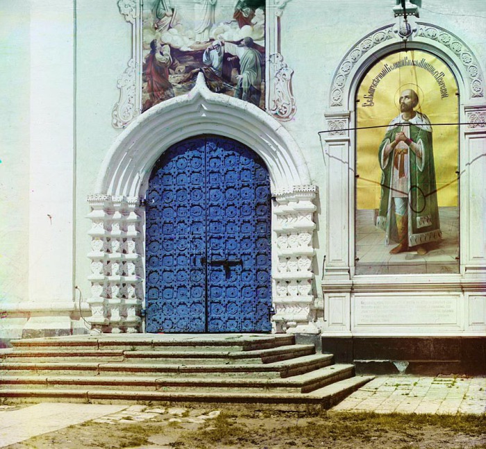 Врата с южной стороны Спасо-Преображенского собора в Твери.