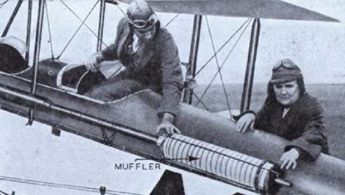 Наибольшую славу Джонс принесло изобретение глушителя для авиационных двигателей, ставшего прообразом аналогичного устройства, входящего в наши дни в конструкцию любого автомобиля. Наибольшую славу Джонс принесло изобретение глушителя для авиационных двигателей, ставшего прообразом аналогичного устройства, входящего в наши дни в конструкцию любого автомобиля.