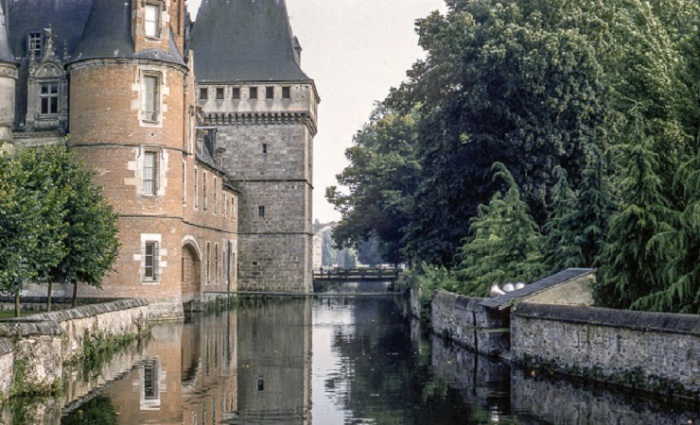 Замок, окруженный водой и зелеными деревьями. Июнь, 1960 год.