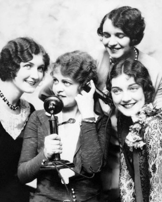 Девушки одеты и причесаны по моде в период «Великой депрессии». Девушки одеты и причесаны по моде в период «Великой депрессии».