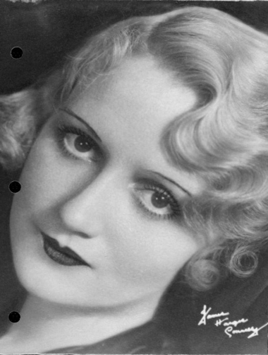 Обладательница белых локонов с чарующим взглядом. Обладательница белых локонов с чарующим взглядом.