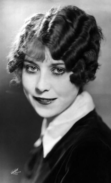 Элегантные волны на черных волосах девушки. Элегантные волны на черных волосах девушки.