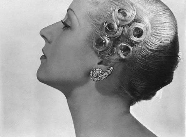 Обладательницам длинных прямых волос приходилось долго трудиться над созданием образа. Обладательницам длинных прямых волос приходилось долго трудиться над созданием образа.