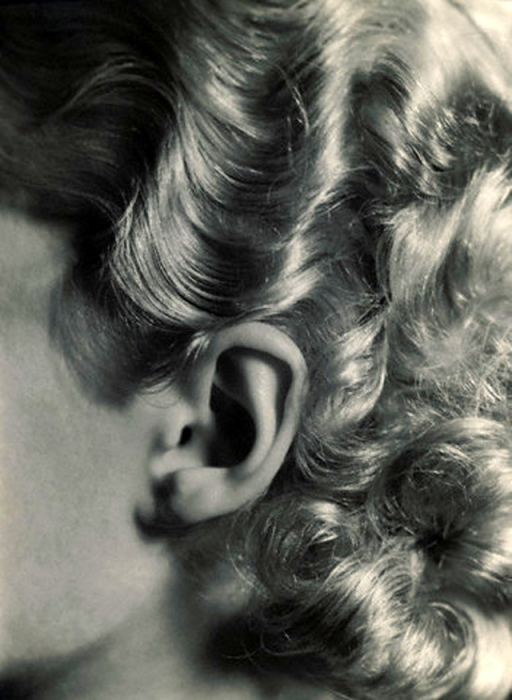 Задорные завитки волнистыми кудрями спускаются на плечи. Задорные завитки волнистыми кудрями спускаются на плечи.