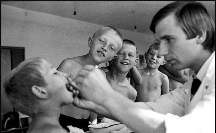 Группа ребят по очереди проходит медицинский осмотр. Группа ребят по очереди проходит медицинский осмотр.