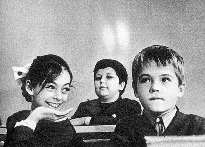 Самая крепкая дружба считается со школьной скамьи. Самая крепкая дружба считается со школьной скамьи.