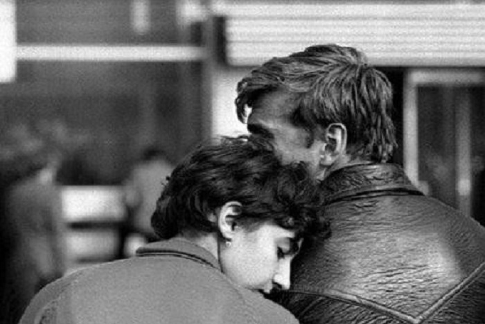 Девушка за целый день утомилась и прилегла на плечо молодого человека. Девушка за целый день утомилась и прилегла на плечо молодого человека.