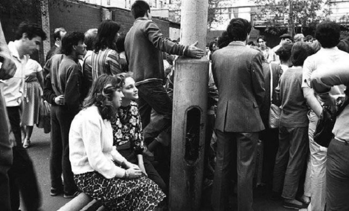 Молодые люди умели организовывать свой досуг самостоятельно. Молодые люди умели организовывать свой досуг самостоятельно.