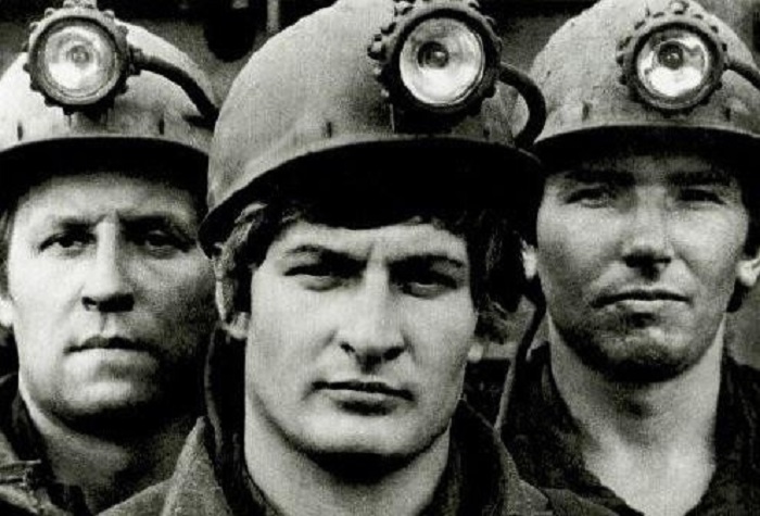 Шахтер — человек, добывающий уголь из недр земли. Шахтер — человек, добывающий уголь из недр земли.