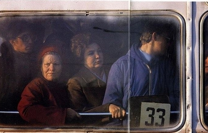 Огромное количество людей пользовались услугами транспортной компании, ожидая свой автобус часами. Огромное количество людей пользовались услугами транспортной компании, ожидая свой автобус часами.