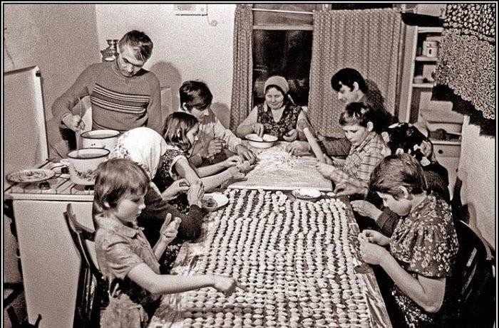 Работает вся дружная семья, зато потом как вкусно будет. Работает вся дружная семья, зато потом как вкусно будет.