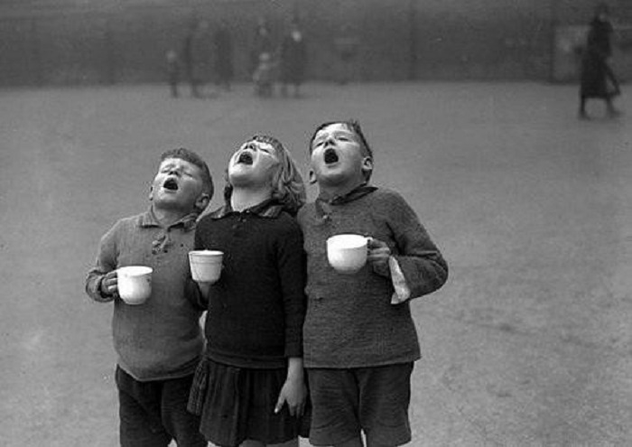 Ребята, широко раскрыв рты, горланят песню на всю мостовую. Ребята, широко раскрыв рты, горланят песню на всю мостовую.