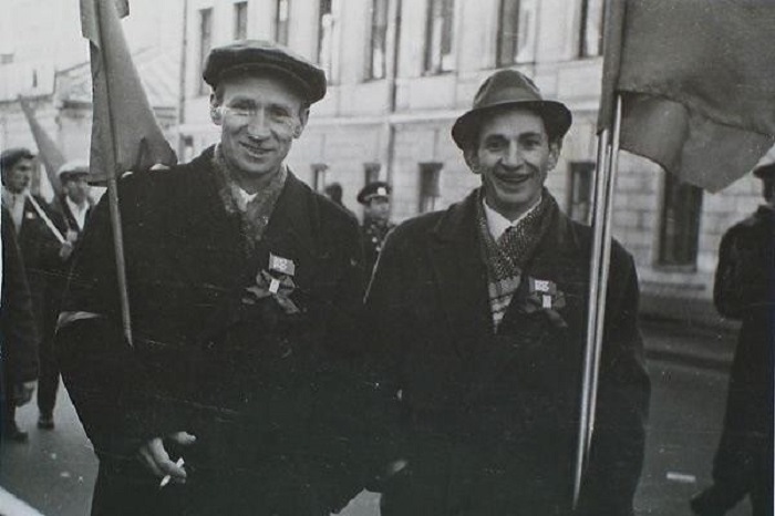 Мужчины с флагами готовы к шествию по улицам города. Мужчины с флагами готовы к шествию по улицам города.