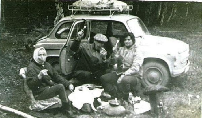 Перекус перед долгой и важной работой - сбором грибов. Перекус перед долгой и важной работой - сбором грибов.