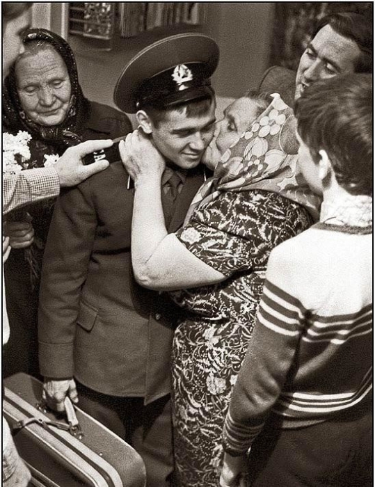 Большая семья встречает сына, внука, брата из армии. Большая семья встречает сына, внука, брата из армии.