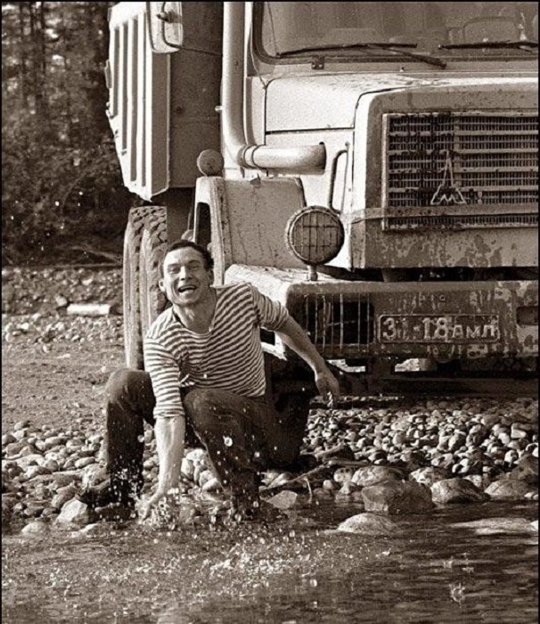 Водитель большого самосвала вынужден сделать остановку для отдыха. Водитель большого самосвала вынужден сделать остановку для отдыха.