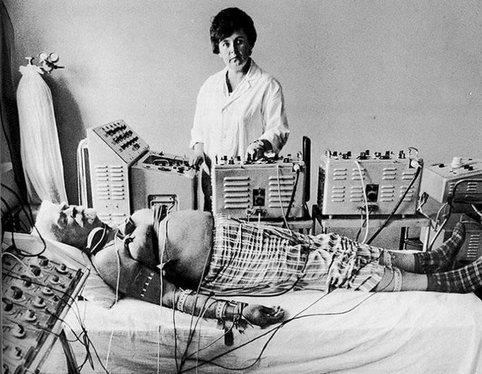 Медсестра в физкабинете проводить медицинские процедуры. Медсестра в физкабинете проводить медицинские процедуры.