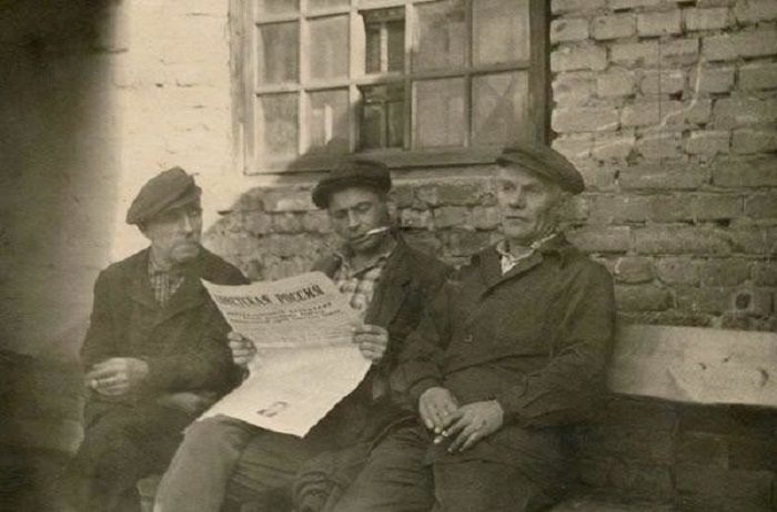 В перерыве рабочие читают свежую прессу. В перерыве рабочие читают свежую прессу.