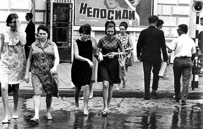 Простые люди спешат кто куда. Простые люди спешат кто куда.