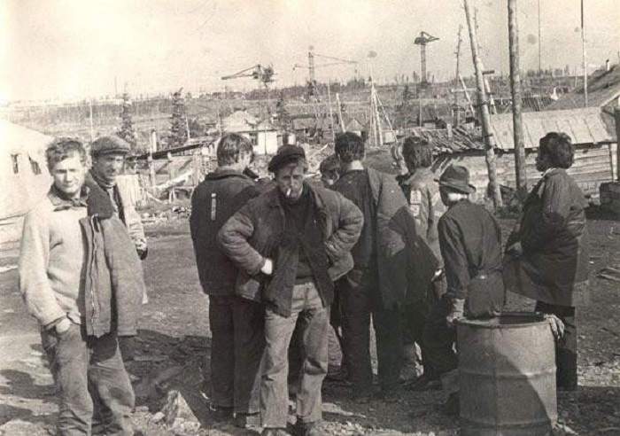 Группа мужчин стоит и обозревает предстоящую работу. Группа мужчин стоит и обозревает предстоящую работу.