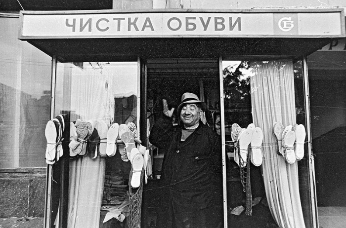 Улыбающийся мужчина приветственно машет рукой и предлагает оказать свои услуги.