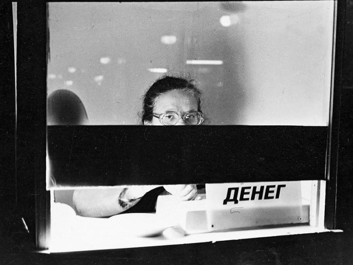 Кассирша приготовила деньги для размена.