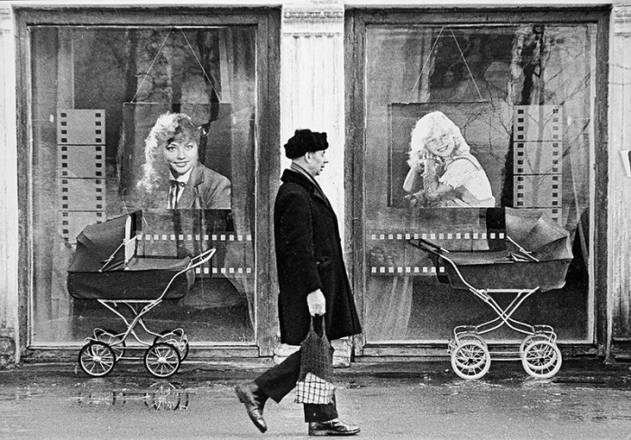 Мамочки пока фотографировались, оставили коляски возле витрин, чтобы было лучше видно.