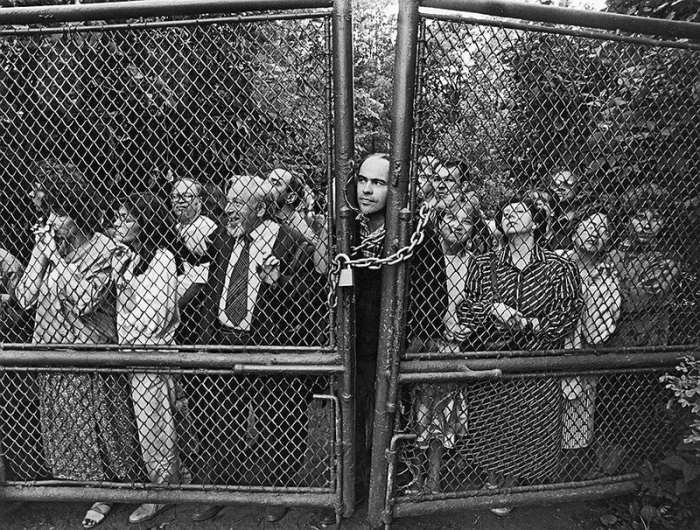 Что-то или кто-то привлек внимание народа.