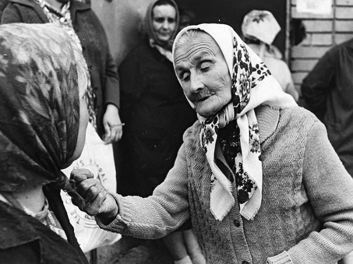 Две бабули объясняются только на им понятном языке.