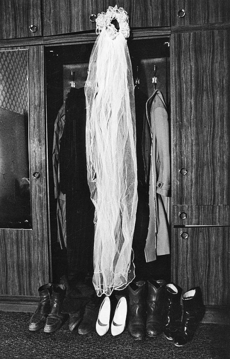 Свадебная фата невесты тоже нашла себе место в раздевалке.