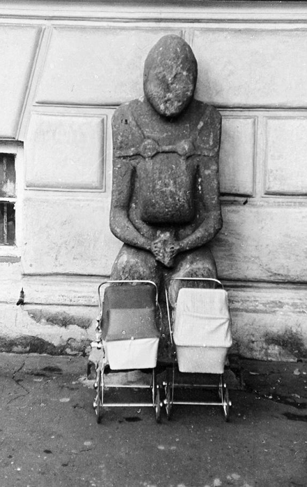 Детские коляски так удачно стоят в ожидании мам.