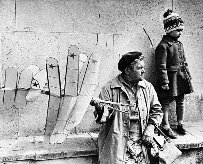 Бабушка с внучкой продают самодельные самолеты для поддержания бюджета.