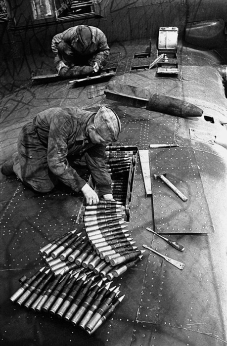 Штурмовой Ил-2 готовят к боевому вылету. 1943 год. Штурмовой Ил-2 готовят к боевому вылету. 1943 год.