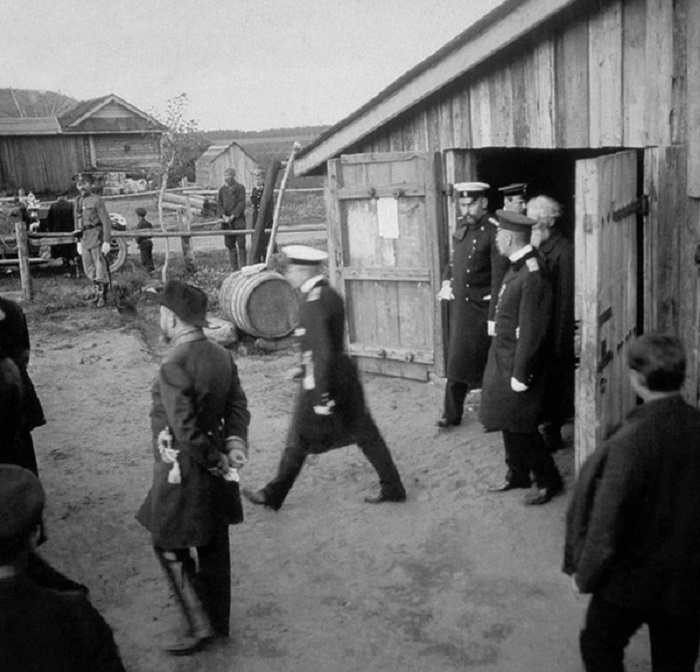 Петр Столыпин во время поездки по селам Московской области. 1910 год. Петр Столыпин во время поездки по селам Московской области. 1910 год.