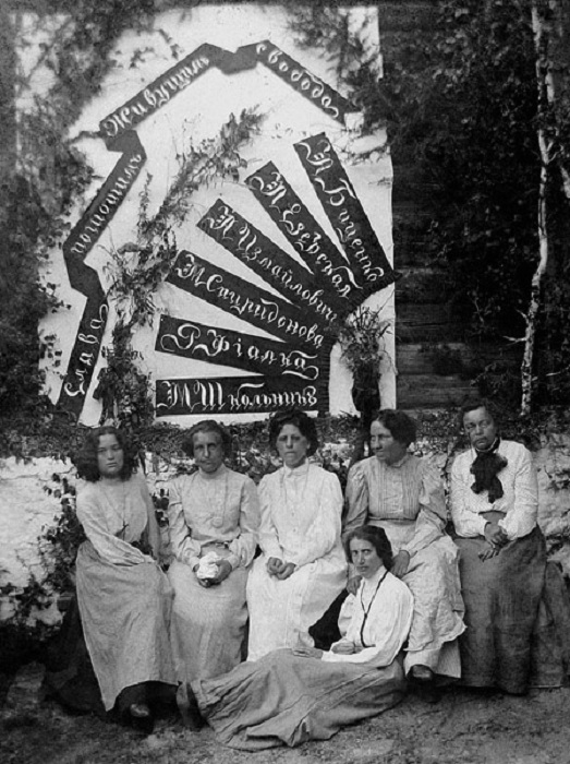 Женщины-террористки во дворе тюрьмы. Женщины-террористки во дворе тюрьмы.