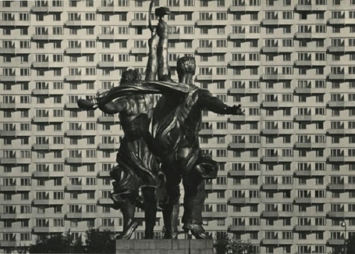 Рабочий и колхозница с поднятыми над головами серпом и молотом. Рабочий и колхозница с поднятыми над головами серпом и молотом.