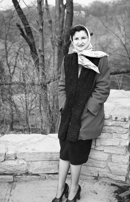 Женщина в пальто с каракулевыми вставками, заменяющих воротник. Женщина в пальто с каракулевыми вставками, заменяющих воротник.