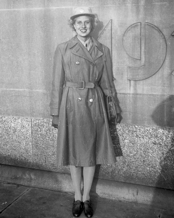 Непромакаемый плащ с пуговицами и маленькая шляпка с полями завершает образ девушки. Непромакаемый плащ с пуговицами и маленькая шляпка с полями завершает образ девушки.