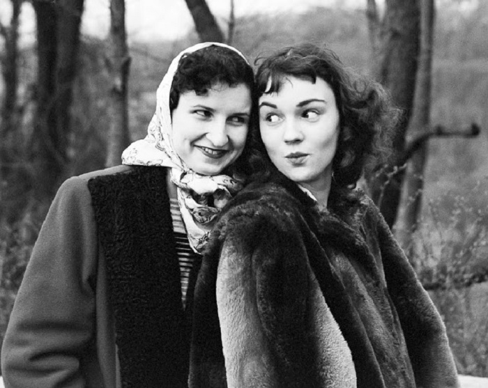 Озорные сестры-модницы. Озорные сестры-модницы.