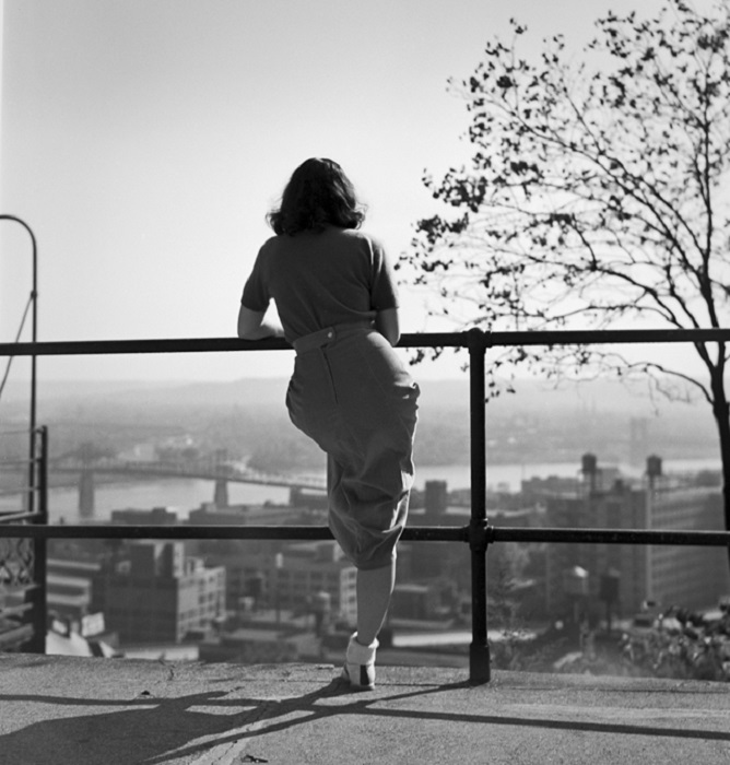 Девушка ждет, а парень не идет. Девушка ждет, а парень не идет.