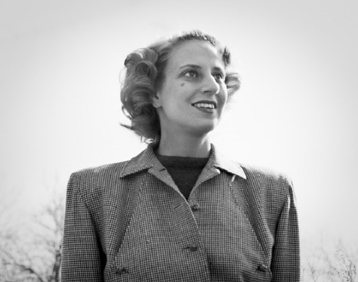 Акцент моды военных годов делался на ткани без каких-либо украшений. Акцент моды военных годов делался на ткани без каких-либо украшений.