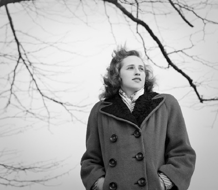 Девушка в пальто с широкими плечами и большими пуговицами. Девушка в пальто с широкими плечами и большими пуговицами.