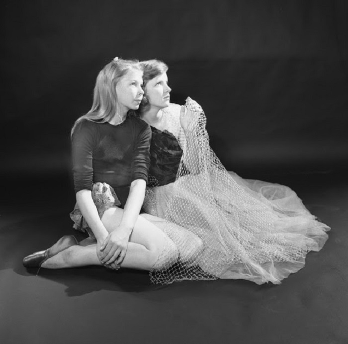 Девушки в сценичиских нарядах позируют перед фотографом. Девушки в сценичиских нарядах позируют перед фотографом.