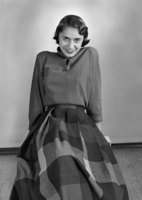 Девушка в блузке и клетчатой юбке темных тонов, которые удобны в использовании. Девушка в блузке и клетчатой юбке темных тонов, которые удобны в использовании.