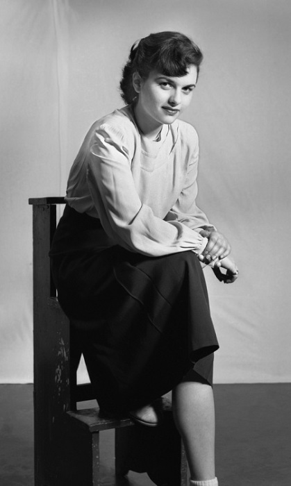 Мода 40-х годов предполагала минимализм, без какого-либо декорирования. Мода 40-х годов предполагала минимализм, без какого-либо декорирования.