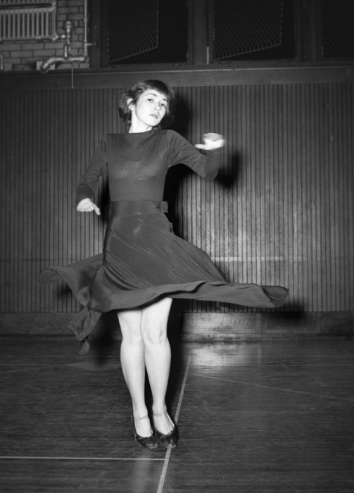 Платье с поясом и пышной юбкой при движении разлетается в разные стороны. Платье с поясом и пышной юбкой при движении разлетается в разные стороны.