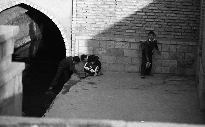 Школьники, играющие после учебы возле водного канала. СССР, Узбекистан, Бухара, 1984 год. Школьники, играющие после учебы возле водного канала. СССР, Узбекистан, Бухара, 1984 год.